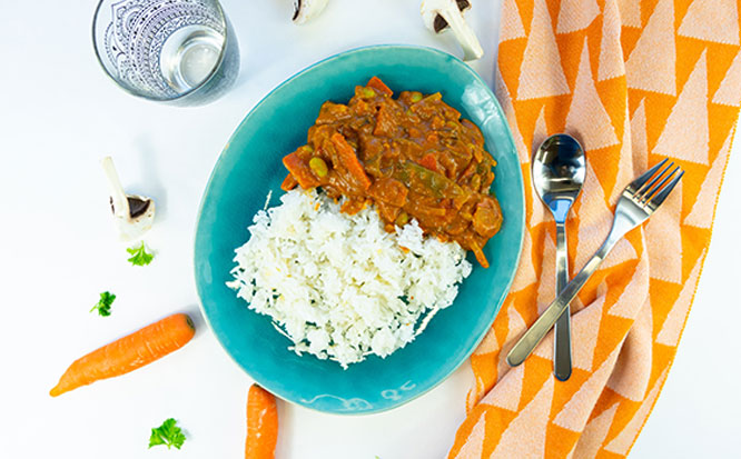 Zöldség curry párolt rizs